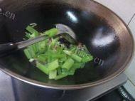 芹菜炒粉条做法图解5)