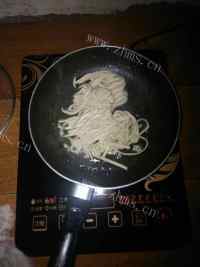 家常菜黄瓜炒豆皮做法图解3)
