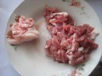 常吃不腻的肉丝炒蕨菜做法图解2)