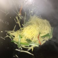 热腾腾的酸辣土豆丝做法图解4)
