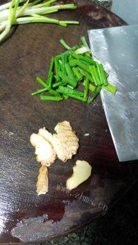 鲜香的泥鳅豆腐汤做法图解3)