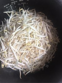 美味的湿炒牛河做法图解5)