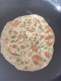 美味的自制简易葱油饼做法图解5)