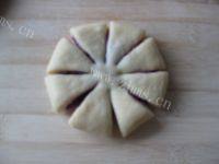 食欲满满的紫薯花朵面包做法图解10)