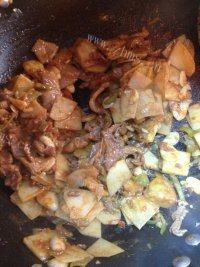 家常菜肉炒土豆片做法图解10)
