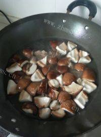 好喝的香菇鸭腿汤做法图解5)