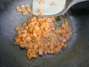 美味的红萝卜鸡蛋炒饭做法图解5)