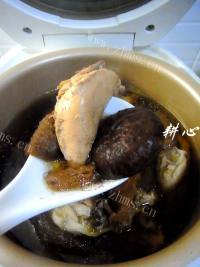 美味的竹荪香菇鸡汤做法图解9)