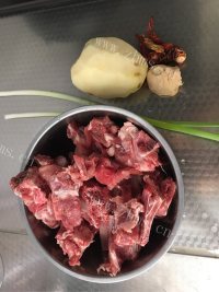 回味无穷的排骨烧土豆做法图解1)