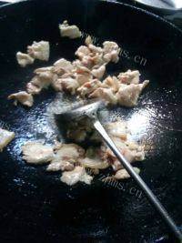 家常菜芹菜炒肉做法图解2)