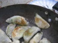 油煎水饺做法图解6)