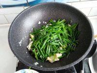 营养丰富的韭苔炒鸡蛋做法图解6)
