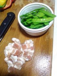 家常菜五花肉炒荷兰豆做法图解2)