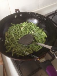 色泽鲜亮的炒豆角做法图解3)