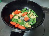 红薯胡萝卜豆角焖饭做法图解5)