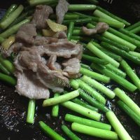 荤素搭配蒜苔肉片做法图解5)