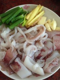 家常菜炒鱿鱼做法图解1)