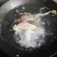 好吃的香菇木耳鸽子汤的做法图解一