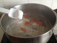 美味的胡萝卜山药鲫鱼汤做法图解9)