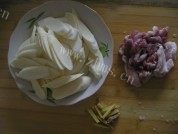 百吃不厌的肉炒茭白做法图解1)