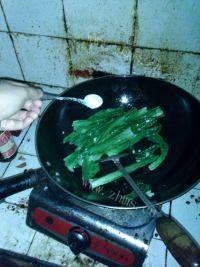 甘脆的蒜香油麦菜做法图解5)
