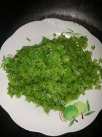 自制猪肉芹菜馅饺子做法图解3)