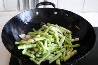 软烂鲜香的肉片焖豆角做法图解7)