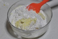 自制牛奶饼干做法图解5)