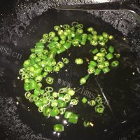 好吃的碎青椒炒鸡蛋做法图解4)