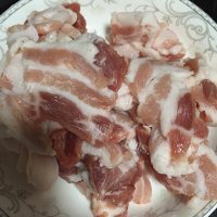 色香味浓的蒜苗炒五花肉做法图解2)