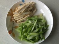 好吃的芹菜炒香干做法图解2)