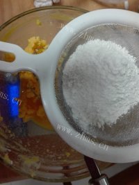 自制蛋黄椰蓉球做法图解4)
