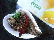 香脆的酥鲫鱼