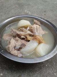 美味的白萝卜排骨汤做法图解5)