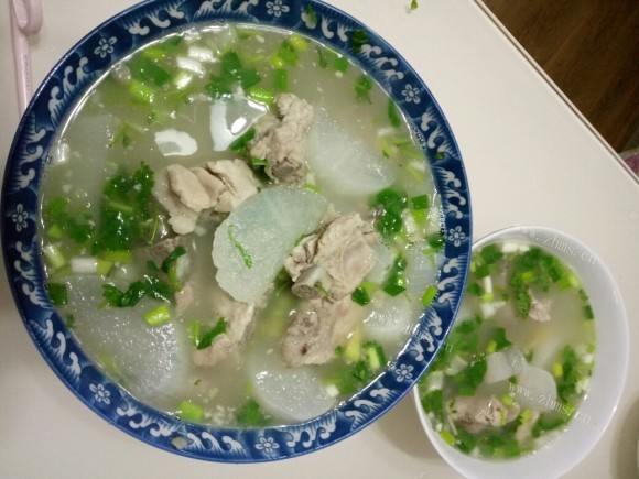 芳香四溢的萝卜排骨汤