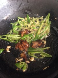 色香味浓的花菜炒肉做法图解5)
