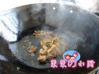 家常菜蒜黄炒肉做法图解8)