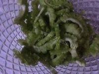 食欲满满的苦瓜炒腊肉做法图解2)