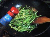 家常豆角丝炒火腿做法图解5)
