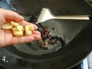 美味的麻辣银鱼干做法图解3)