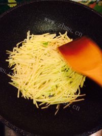美味的煎土豆饼做法图解5)