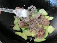 家常菜西葫芦炒牛肉做法图解8)