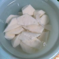 美味的枸杞山药排骨汤做法图解4)