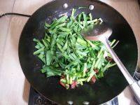 农家腊肉炒蒜苗做法图解6)
