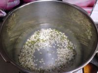 美味的绿豆薏米汤做法图解3)