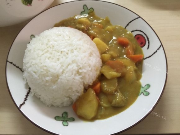 色泽鲜亮的咖喱牛肉饭