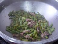 简易的肉丝炒豆角做法图解6)