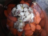 自制萝卜枸杞煲鸡肉做法图解4)