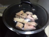 美味的花生炖猪蹄做法图解2)