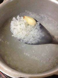 营养的皮蛋瘦肉粥做法图解5)